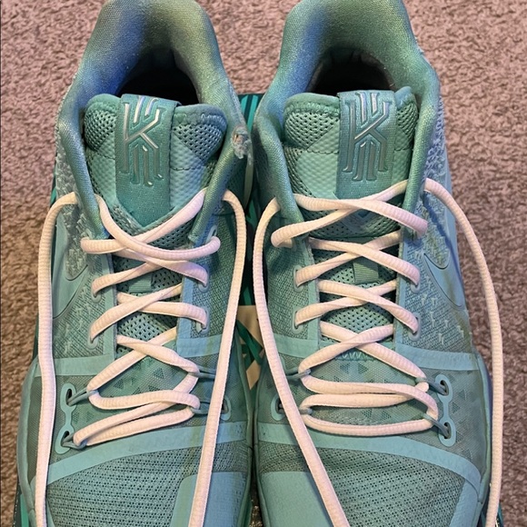 Somewhat used, Basketball shoes(Nike Kyrie 3’s) - Picture 2 of 3